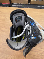 Load image into Gallery viewer, Size 10.5 Fit 3 Bauer Vapor Hyperlite 2 Hockey Skates Pro Stock 10.5 (Used)
